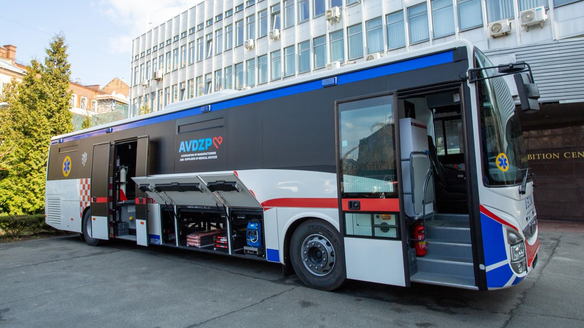 Česko poslalo na Ukrajinu evakuační autobus. Je už druhý za necelý rok